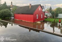 Спасатели устраняют последствия непогоды в пяти областях