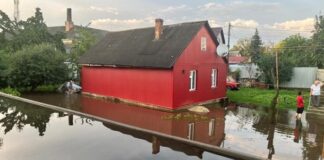 Спасатели устраняют последствия непогоды в пяти областях