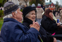 Прожил 100 лет — в подарок плед: пенсионные баллы россиянам предложили копить с детства