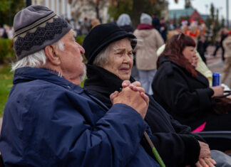 Прожил 100 лет — в подарок плед: пенсионные баллы россиянам предложили копить с детства