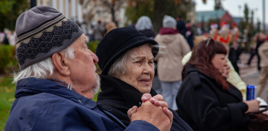 Прожил 100 лет — в подарок плед: пенсионные баллы россиянам предложили копить с детства