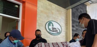 Личинки и стекло в еде: в азиатской стране растет негодование качеством школьного питания