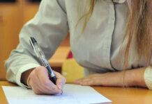 «Русская девочка уехала обратно в Казахстан»: провал экзамена по родному языку разрушил семью переселенцев