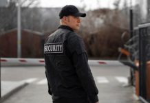 Специалист по антитеррору назвал главные проблемы безопасности школ: «Бабушки-охранники, коррупция»