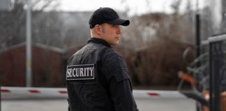 Специалист по антитеррору назвал главные проблемы безопасности школ: «Бабушки-охранники, коррупция»