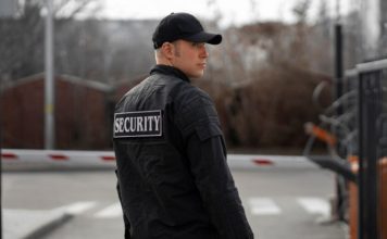 Специалист по антитеррору назвал главные проблемы безопасности школ: «Бабушки-охранники, коррупция»