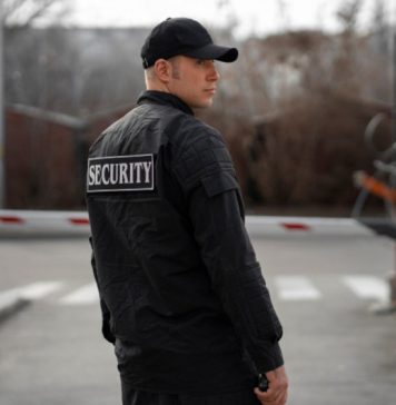 Специалист по антитеррору назвал главные проблемы безопасности школ: «Бабушки-охранники, коррупция»