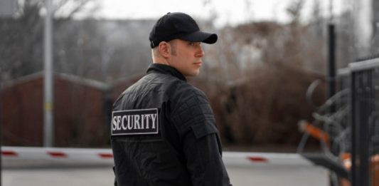 Специалист по антитеррору назвал главные проблемы безопасности школ: «Бабушки-охранники, коррупция»