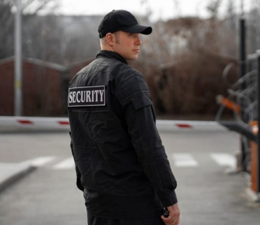 Специалист по антитеррору назвал главные проблемы безопасности школ: «Бабушки-охранники, коррупция»