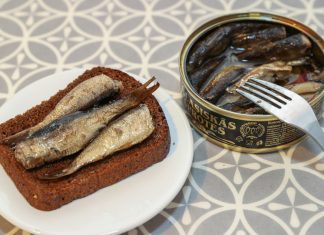 Новый год со вкусом дефицита: москвичи вспомнили, какой ценой собирался праздничный стол полвека назад