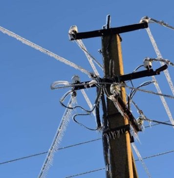 Обстрелы и непогода: в 14 областях отключения