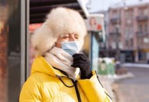 «Головокружения дикие и страшная слабость»: россияне опять болеют ковидом