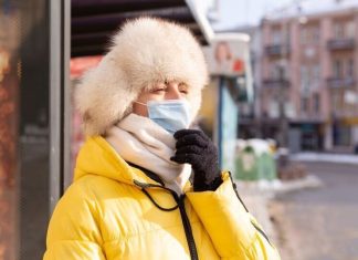 «Головокружения дикие и страшная слабость»: россияне опять болеют ковидом