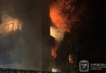 В Чугуеве горит многоэтажка после прилета