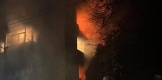 В Чугуеве горит многоэтажка после прилета