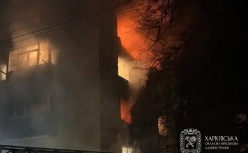 В Чугуеве горит многоэтажка после прилета